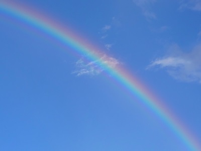 Himmel mit wunderschönem Regenbogen