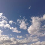 Blauer Himmel und Wolken