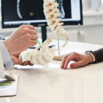 Hand eines Arztes im weißen Kittel und Hand einer Patientinzentrum / pixelio.de