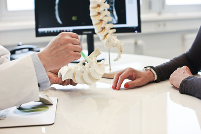 Hand eines Arztes im weißen Kittel und Hand einer Patientinzentrum / pixelio.de